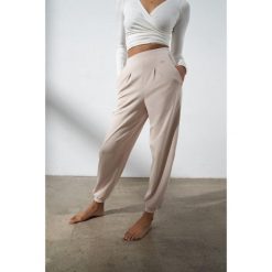 Spodnie do jogi Moonholi Moony Comfy Sweatpants z kieszeniami. Brązowe spodnie dresowe damskie MOONHOLI, m, bez wzorów. Za 369.00 zł.