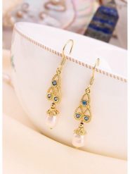 L'Atelier de Gaia Pozłacane kolczyki z perłami i cyrkoniami rozmiar: onesize. Białe kolczyki damskie L'Atelier de Gaia, z cyrkonią, pozłacane, z zapięciem typu bigiel. Za 37.95 zł.