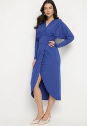 Niebieska Sukienka Kopertowa z Wiskozą Zdobiona Marszczeniem Edivana. Niebieskie sukienki damskie Born2be, l, z aplikacjami, z jeansu, eleganckie, bez kołnierzyka, bez ramiączek, kopertowe. Za 129.99 zł.