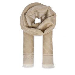 Szal Guess. Brązowe szaliki i kominy damskie Guess, z aplikacjami. Za 239.99 zł.