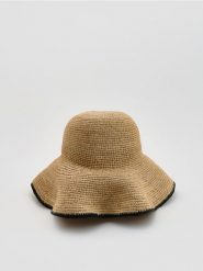Pleciony kapelusz z rafii - kremowy. Białe kapelusze damskie Reserved, bez wzorów. Za 149.99 zł.