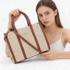 Torebka damska Rieker, torebka z plecionego materiału tekstylnego z elementami skóry naturalnej o prostej sztywnej formie z wygodnymi uchwytami i dod. Brązowe torebki klasyczne damskie Rieker, bez wzorów, ze skóry, bez dodatków. Za 279.00 zł.