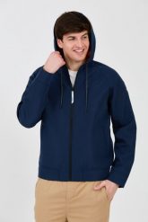 GUESS Granatowa bluza męska z białym logo. Niebieskie bluzy bez kaptura męskie Guess, m. W wyprzedaży za 426.99 zł.