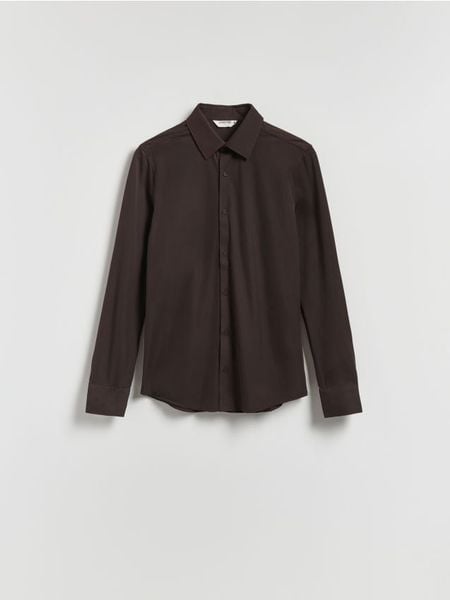 Gładka koszula super slim fit - brązowy. Brązowe koszule męskie Reserved, l, bez wzorów, z dzianiny, bez kołnierzyka, bez ramiączek. W wyprzedaży za 99.99 zł.
