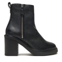 Botki Clarks. Czarne botki damskie Clarks, bez obcasa, na słupku, bez zapięcia. Za 709.99 zł.