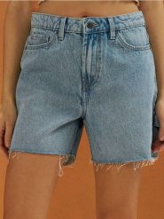 Szorty jeansowe carpenter z surowymi nogawkami - niebieski. Niebieskie szorty damskie Sinsay, bez wzorów, z jeansu. W wyprzedaży za 35.99 zł.
