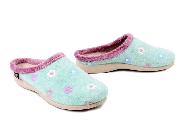 MANITU 320078-71 pastelgrun, kapcie damskie. Zielone kapcie damskie Manitu, z polaru. Za 189.90 zł.