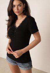 Czarna Bluzka Bawełniana na Krótki Rękaw Zdobiona Koronką i Perełkami Palassa. Czarne bluzki damskie Born2be, m, z aplikacjami, z bawełny, eleganckie, bez kołnierzyka, bez ramiączek. Za 49.99 zł.