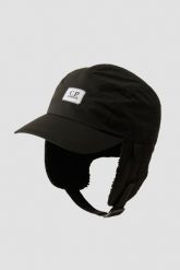 C.P. COMPANY Czarna czapka uszatka z daszkiem. Czarne czapki męskie C.P. Company, bez wzorów. W wyprzedaży za 479.99 zł.