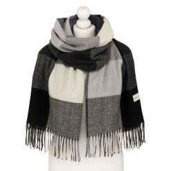 Dwustronny szal damski z poliestru w dominującym czarnym kolorze, ozdobiony frędzlami - Rovicky. Czarne szaliki i kominy damskie ROVICKY, na zimę, bez wzorów. Za 45.00 zł.