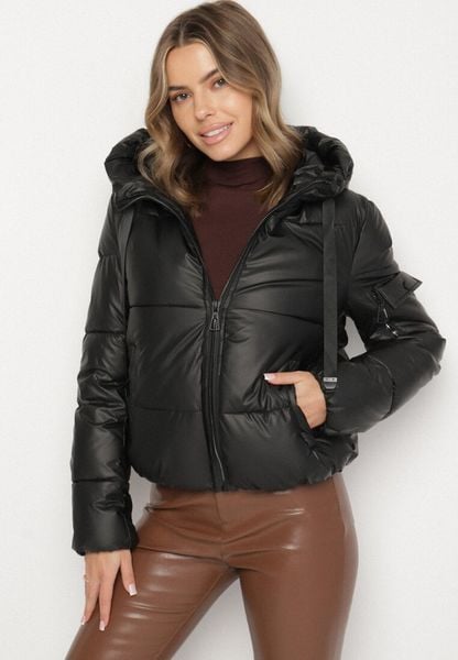 Czarna Pikowana Kurtka Puffer z Kapturem i Ozdobnymi Taśmami Relania. Czarne kurtki damskie Born2be, m, bez wzorów, z dzianiny, z kapturem. Za 169.99 zł.