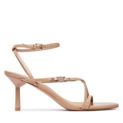 Sandały Guess. Brązowe sandały damskie Guess, z aplikacjami, bez obcasa, na szpilce. Za 544.99 zł.