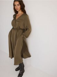 Sukienka midi - oliwkowy. Zielone sukienki damskie Reserved, na co dzień, l, bez wzorów, z tkaniny, bez kołnierzyka, bez ramiączek, midi, proste. W wyprzedaży za 69.99 zł.