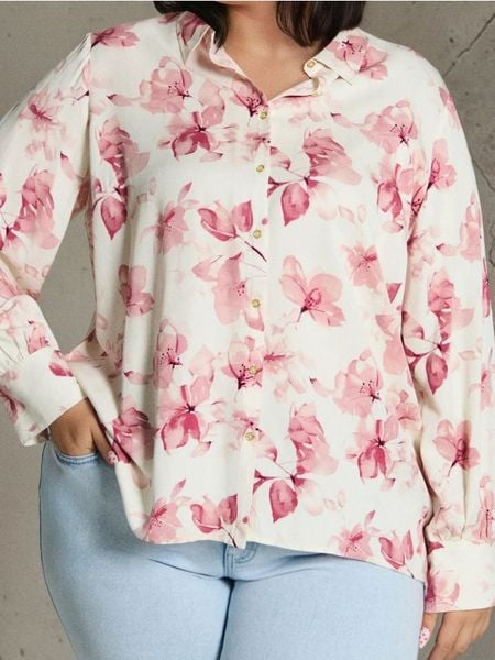 Wiskozowa koszula regular fit w kwiaty PLUS SIZE - wielobarwny. Koszule damskie Sinsay, plus size, bez wzorów, z wiskozy, bez kołnierzyka, plus size, bez ramiączek. Za 49.99 zł.