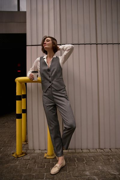 Elegancka kamizelka szara. Szare kamizelki damskie MOODO, l, z elastanu. Za 129.99 zł.
