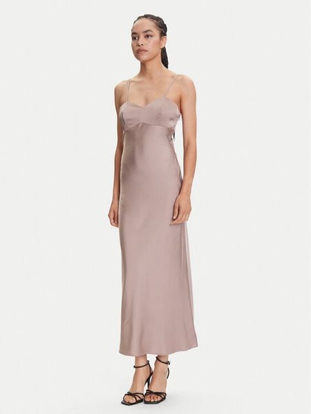 Guess Sukienka wieczorowa W5YK35 WHEZ2 Beżowy Slim Fit. Brązowe sukienki damskie Guess, s, z aplikacjami, z wiskozy, wizytowe, bez kołnierzyka, bez ramiączek. Za 349.99 zł.