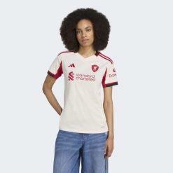 Koszulka Liverpool FC 25/26 Away Jersey. Białe t-shirty damskie Adidas, bez wzorów, z jersey, bez kołnierzyka. Za 439.00 zł.