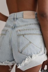 Szorty jeansowe z wysokim stanem w kolorze niebieskim - VANITY BLUE DENIM-XS. Niebieskie szorty damskie Marsala, bez wzorów, z denimu, casualowe, z podwyższonym stanem. Za 299.90 zł.