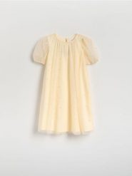 Tiulowa sukienka z perełkami - kremowy. Białe sukienki dziewczęce Reserved, bez wzorów, z tiulu, bez ramiączek. Za 89.99 zł.