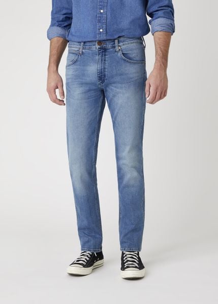 MĘSKIE SPODNIE JEANSOWE WRANGLER GREENSBORO BLUE FEVER W15QQ892R 112127033. Niebieskie spodnie materiałowe męskie Wrangler, bez wzorów, z jeansu. W wyprzedaży za 129.99 zł.