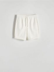 Szorty regular fit - złamana biel. Szorty męskie Reserved, z bawełny, bez kołnierzyka. W wyprzedaży za 45.99 zł.