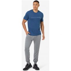 Koszulka męska SUPER.NATURAL M TRI TEE. Niebieskie t-shirty sportowe męskie Super.natural, l, z materiału, bez ramiączek, do biegania. Za 299.99 zł.