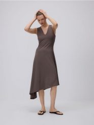 Asymetryczna sukienka midi - beżowy. Brązowe sukienki damskie Reserved, l, bez wzorów, z dzianiny, z asymetrycznym kołnierzem, bez ramiączek, midi, asymetryczne. Za 139.99 zł.