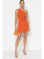 Trendyol Sukienka w kolorze pomarańczowym rozmiar: 34. Pomarańczowe sukienki damskie Trendyol, bez wzorów, bez kołnierzyka, bez ramiączek, mini. Za 47.82 zł.