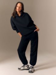 4F Bluza dresowa loose z kapturem damska - czarna L. Czarne bluzy z kapturem damskie 4f, l, z dresówki. Za 249.99 zł.