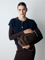 Torebka z imitacji futra - brązowy. Brązowe torebki klasyczne damskie Reserved, bez wzorów, bez dodatków. W wyprzedaży za 49.99 zł.