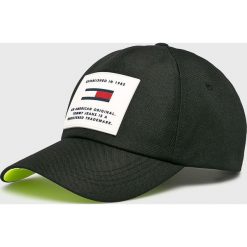 Tommy Jeans - Czapka. Czarne czapki męskie Tommy Jeans, bez wzorów, z jeansu. W wyprzedaży za 129.90 zł.
