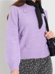 Sweter z ozdobnymi kwiatkami - różowy. Czerwone swetry klasyczne damskie Sinsay, l, bez kołnierzyka. Za 59.99 zł.