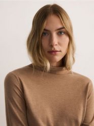Sweter z domieszką wełny - beżowy. Brązowe swetry klasyczne damskie Reserved, l, z dzianiny, bez kołnierzyka. W wyprzedaży za 49.99 zł.