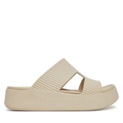 Klapki Crocs. Brązowe klapki damskie Crocs, bez wzorów, bez obcasa. Za 169.99 zł.