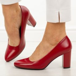 Czerwone czółenka damskie na słupku Sergio Leone Pb131. Czerwone czółenka damskie Sergio Leone, bez wzorów, ze skóry, bez obcasa, na słupku. Za 169.00 zł.