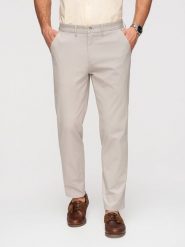 Jednolite spodnie chino męskie REGULAR FIT – beżowe V2 - Rozmiar: XXL. Brązowe spodnie materiałowe męskie Ombre Clothing, z aplikacjami, z bawełny, biznesowe. W wyprzedaży za 237.99 zł.