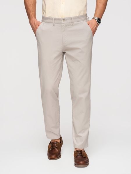 Jednolite spodnie chino męskie REGULAR FIT – beżowe V2 - Rozmiar: XXL. Brązowe spodnie materiałowe męskie Ombre Clothing, z aplikacjami, z bawełny, biznesowe. W wyprzedaży za 237.99 zł.