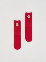 Skarpetki ze świąteczną naszywką - czerwony. Czerwone skarpetki damskie Reserved, z aplikacjami. Za 29.99 zł.