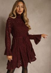 Bordowa Sukienka ze Stójką z Koronki Zdobiona Wiązaniem w Talii i Falbanami Elarassa. Czerwone sukienki damskie Renee, s, z aplikacjami, z koronki, bez kołnierzyka, bez ramiączek, mini. Za 189.99 zł.