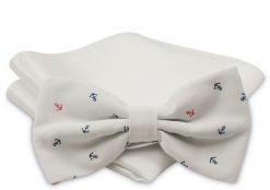 Modna Mucha Męska - Alties - Biała we Wzór Marynistyczny (Kotwice). Białe krawaty i muchy męskie Alties, bez wzorów, eleganckie. Za 54.00 zł.