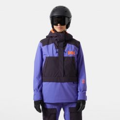 Damska kurtka narciarska Helly Hansen Powchaser Anorak. Fioletowe kurtki damskie Helly Hansen, bez wzorów, bez kaptura, narciarskie. Za 1,066.50 zł.