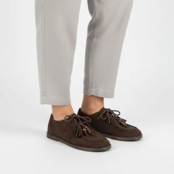 Półbuty damskie Chebello, skóra naturalna zamszowe wiązane płaska podeszwa okrągły nosek styl casual wygodne na co dzień,brązowe, 4960_-268-000-PSK-S. Brązowe półbuty damskie CheBello, z aplikacjami, ze skóry, casualowe, z okrągłym noskiem, bez obcasa, na płaskiej podeszwie. Za 619.00 zł.