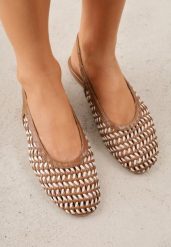 Brązowe Sandały z Odkrytą Piętą i Plecioną Cholewką Elledra. Brązowe sandały damskie Born2be, bez wzorów, z jeansu, bez obcasa, na płaskiej podeszwie. Za 99.99 zł.