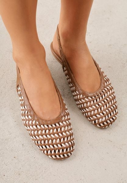 Brązowe Sandały z Odkrytą Piętą i Plecioną Cholewką Elledra. Brązowe sandały damskie Born2be, bez wzorów, z jeansu, bez obcasa, na płaskiej podeszwie. Za 99.99 zł.