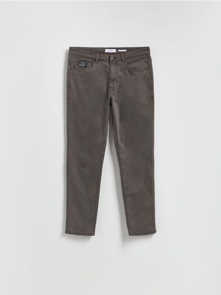 Spodnie Slim fit - ciemnoszary. Szare spodnie materiałowe męskie Reserved, bez wzorów, z bawełny. W wyprzedaży za 99.99 zł.