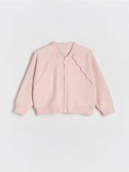 Rozpinana bluza z falbanką - pastelowy róż. Czerwone bluzy i bluzki niemowlęce Reserved, bez wzorów, z bawełny, bez ramiączek, bez kaptura. W wyprzedaży za 39.99 zł.