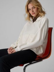 4F Bluza dresowa loose bez kaptura damska - kremowa S. Białe bluzy z kapturem damskie 4f, s, bez wzorów, z dresówki. Za 199.99 zł.