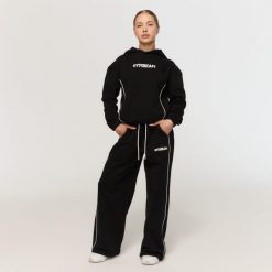 Spodnie dresowe damskie fitness oversize czarne Varsity. Czarne spodnie sportowe damskie GYMBEAM, l, z dresówki, na fitness i siłownię. Za 139.90 zł.