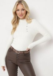 Biały Wełniany Sweter z Dłuższym Włosiem i Ozdobnymi Guzikami Avelio. Białe swetry klasyczne damskie Born2be, z dzianiny, bez kołnierzyka. Za 64.99 zł.
