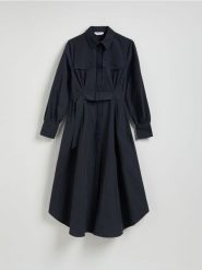 Koszulowa sukienka z bawełną - granatowy. Niebieskie sukienki damskie Reserved, l, bez wzorów, z bawełny, bez kołnierzyka, bez ramiączek, midi, koszulowe. Za 229.99 zł.